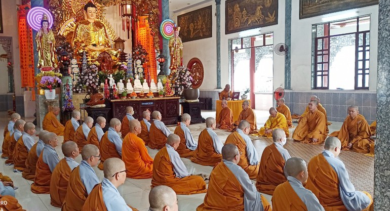 Sau lễ Bố-tát thường kỳ của Phật giáo quận là phiên họp triển khai kế hoạch Kính mừng Đại lễ Phật đản - Ảnh: Q.Hạnh