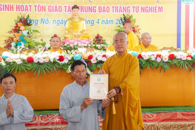 Thượng tọa Thích Quảng Hiền, Trưởng ban Trị sự GHPGVN tỉnh Đắk Nông trao quyết định thành lập điểm sinh hoạt tôn giáo tập trung Từ Nghiêm