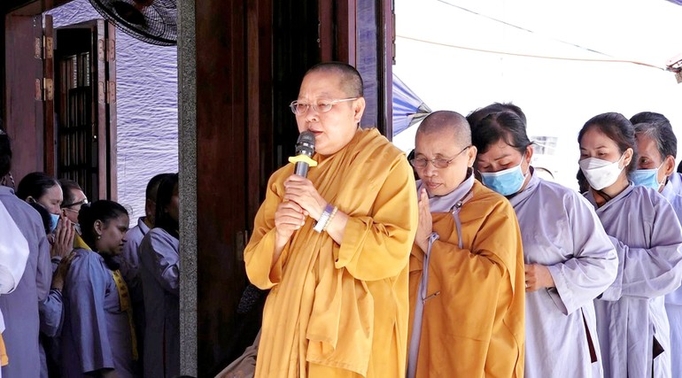 Ni sư Thích nữ Nhẫn Liên, trụ trì tịnh xá Ngọc Hương hướng dẫn Phật tử kinh hành trong khóa tu "Một ngày an lạc"