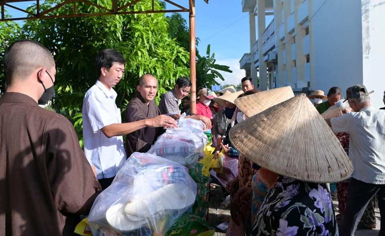 Đoàn từ thiện chùa Hưng Phước tặng quà đến bà con khó khăn tại xã Thạnh Phú, H.Cái Nước