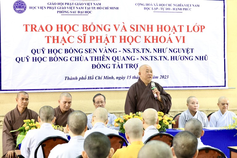 Thượng tọa Thích Đồng Văn phát biểu khai mạc