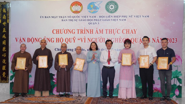 Ban Trị sự Phật giáo Q.3, Tăng Ni, Phật tử và các mạnh thường quân đóng góp quỹ "Vì người nghèo" của quận