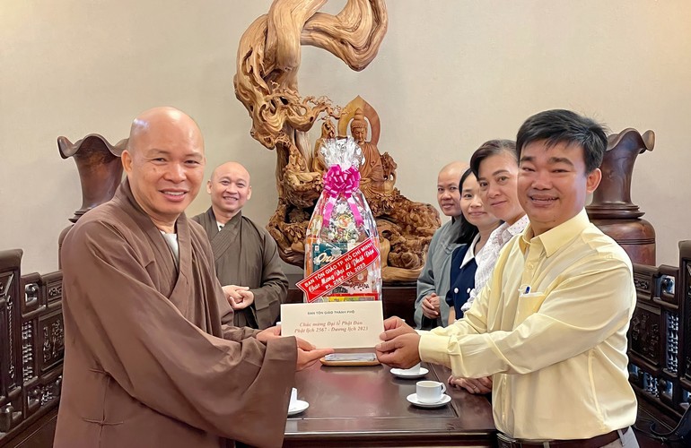 Đoàn Ban Tôn giáo TP.HCM chúc mừng Phật đản đến Ban Trị sự GHPGVN Q.12 tại chùa Vĩnh Phước sáng 24-5-2023