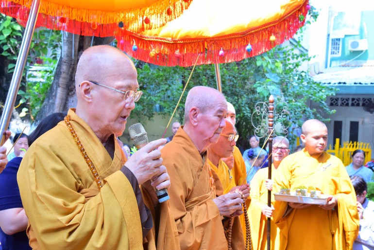 Chư tôn đức niêm hương bạch Phật, cầu cho công trình trùng tu chùa Sắc tứ Long Huê được thành tựu như nguyện