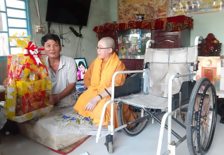  Tịnh xá Ngọc Ân (H.Bắc Bình, tỉnh Bình Thuận) tặng quà đến người tàn tật mùa Phật đản Phật lịch 2567