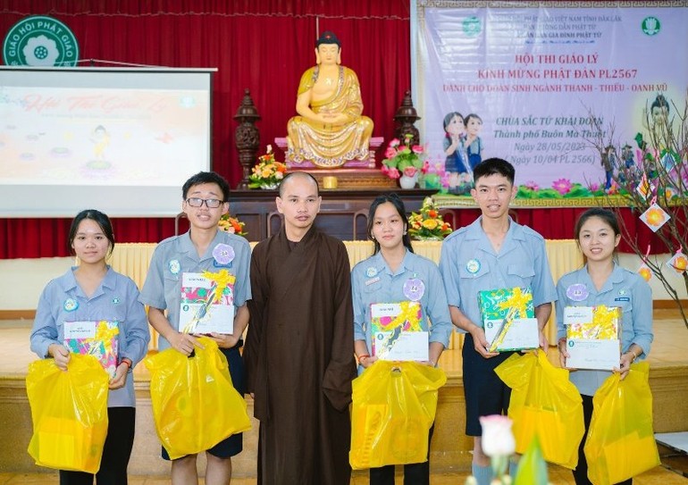Trao phần thưởng hội thi giáo lý kính mừng Phật đản Phật lịch 2567