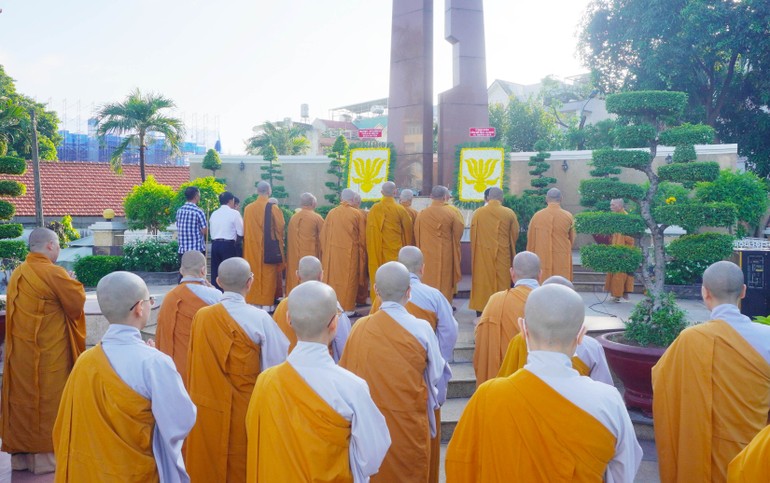 Ban Trị sự Phật giáo Q.Gò Vấp dâng hương tưởng niệm tại Đài Liệt sĩ quận