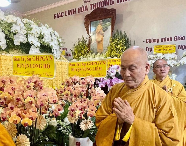Chư tôn đức Phật giáo tỉnh Vĩnh Long nhiễu hữu kim quan Hòa thượng Giác Ánh - Ảnh: Tâm Đức