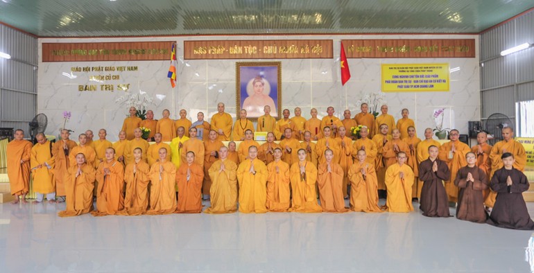 Chư tôn đức Ban Thường trực Ban Trị sự GHPGVN TP.HCM thăm trường hạ chùa Pháp Thành