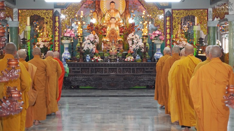 Chư Tăng Q.Gò Vấp cử hành khóa lễ Bố-tát tại chánh điện chùa Huỳnh Kim