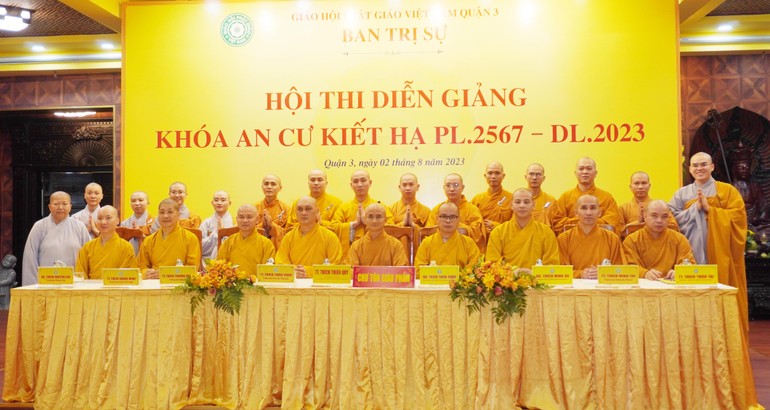 14 vị dự Hội thi diễn giảng chung kết cấp quận tại chùa Minh Đạo lưu niệm cùng chư tôn đức Phật giáo Q.3, Ban Giám khảo hội thi