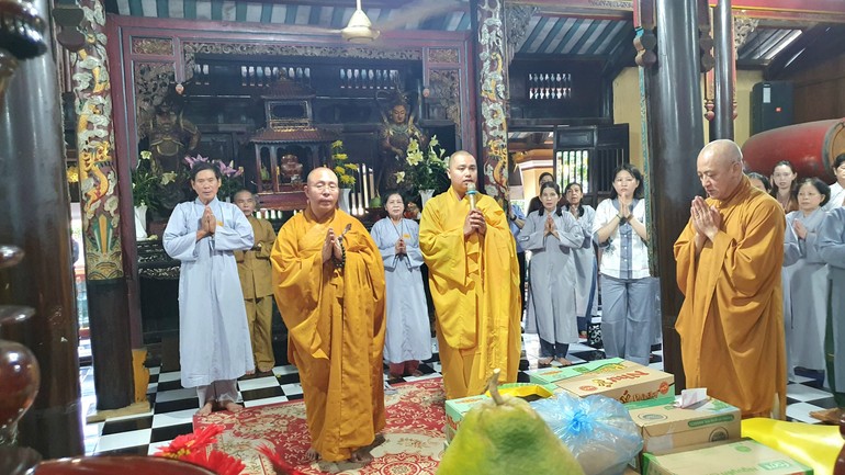 Đoàn cúng dường tại trường hạ chùa Hội Khánh, tỉnh Bình Dương
