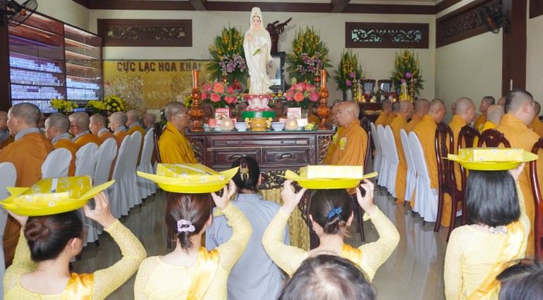 Phật tử tác bạch dâng pháp y cúng dường lên chư tôn đức trong mùa Vu lan - Báo hiếu tại chùa Linh Chưởng