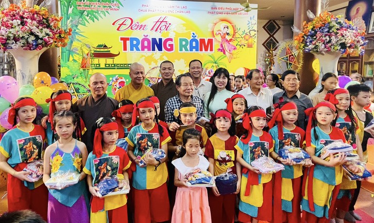 Ban Từ thiện xã hội GHPGVN TP.HCM trao quà trung thu tại chùa Phật Tích (Thủ đô Viêng Chăn, Lào)