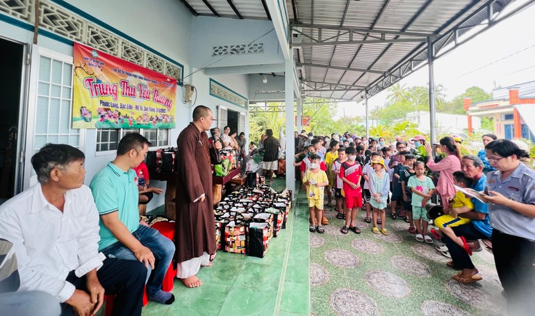 Đoàn tặng quà Tết Trung thu tại tỉnh Bạc Liêu 