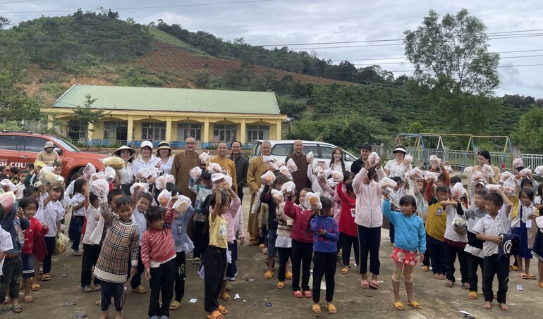 Tặng áo ấm đến các em nhỏ vùng biên giới H.Đắk Glong, Đắk Nông