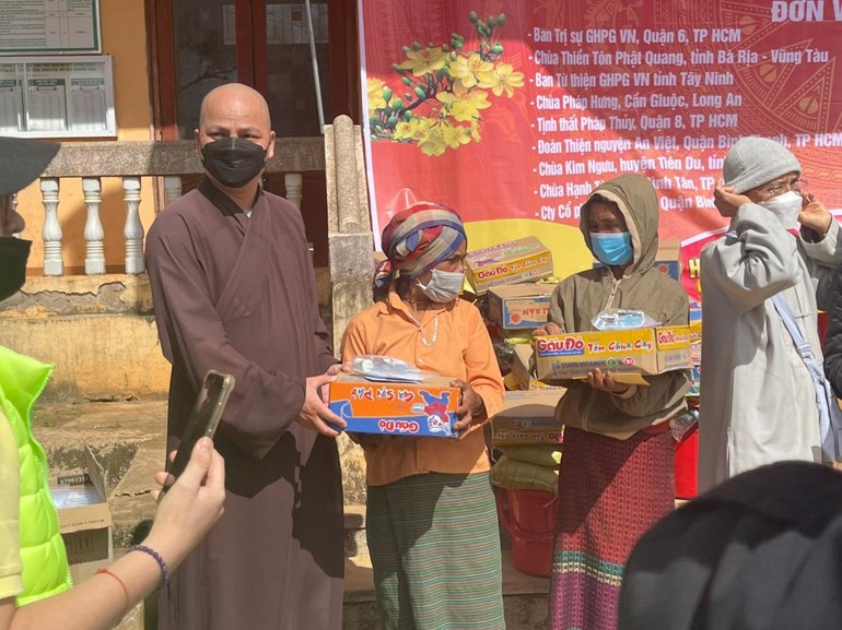 Phật giáo quận 6 trao tặng quà cho người dân ở tỉnh Thừa Thiên Huế và Quảng Trị vui xuân đón tết 
