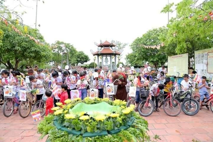 Lễ Phật đản an vui của các em học sinh ở chùa quê