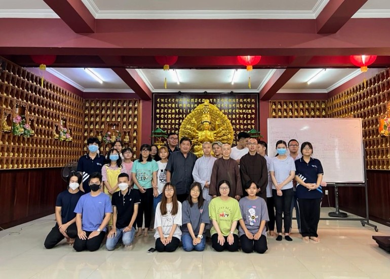 Sinh viên ngành Tôn giáo học tìm hiểu về thiền tại chùa Long Phước 