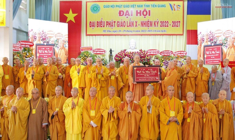 Hòa thượng Thích Thiện Nhơn trao tặng khánh vàng, cùng lời chúc “Phật sự viên thành” đến tân Ban Trị sự GHPGVN tỉnh Tiền Giang nhiệm kỳ 2022-2027