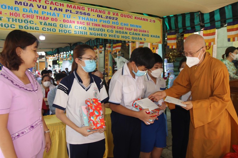 Hòa thượng Thích Chơn Không trao tặng 16 suất học bổng cho các em học sinh năm học 2022-2023