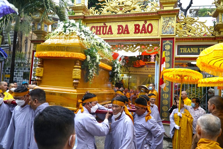Tăng Ni, Phật tử phụng tống kim quan Hòa thượng Thích Thông Niệm đến nơi trà-tỳ