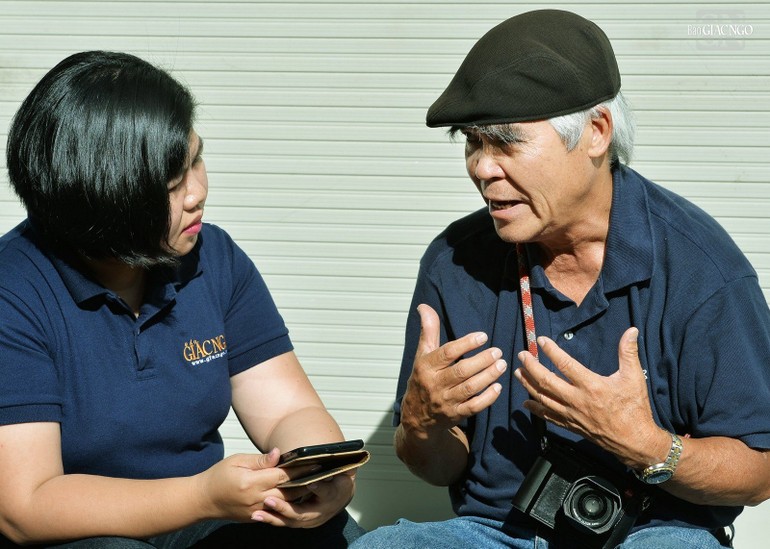 Cựu phóng viên ảnh chiến trường Nick Út với phóng viên Báo Giác Ngộ trong câu chuyện trải lòng ngày cuối năm tại vỉa hè đường phố Q.1, TP.HCM - Ảnh: Trần Thế Phong