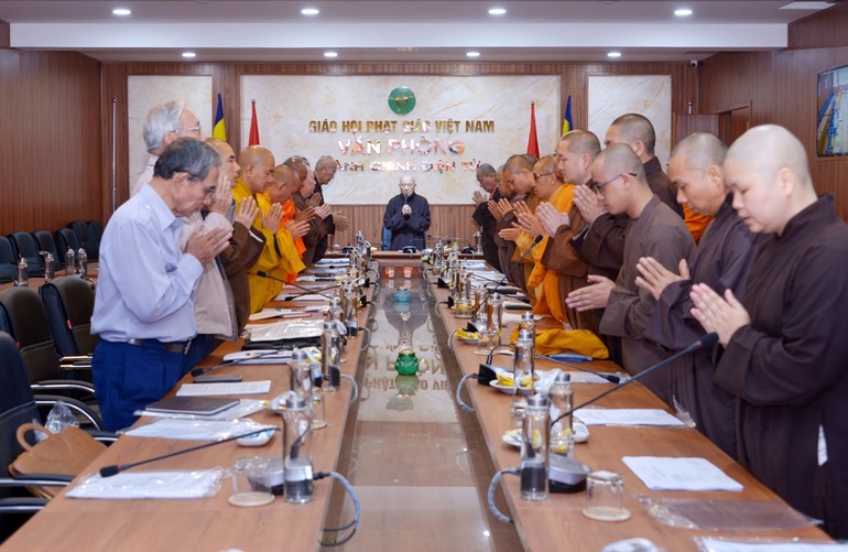 Chư tôn đức cử hành nghi thức niệm Phật trước khi phiên họp bắt đầu