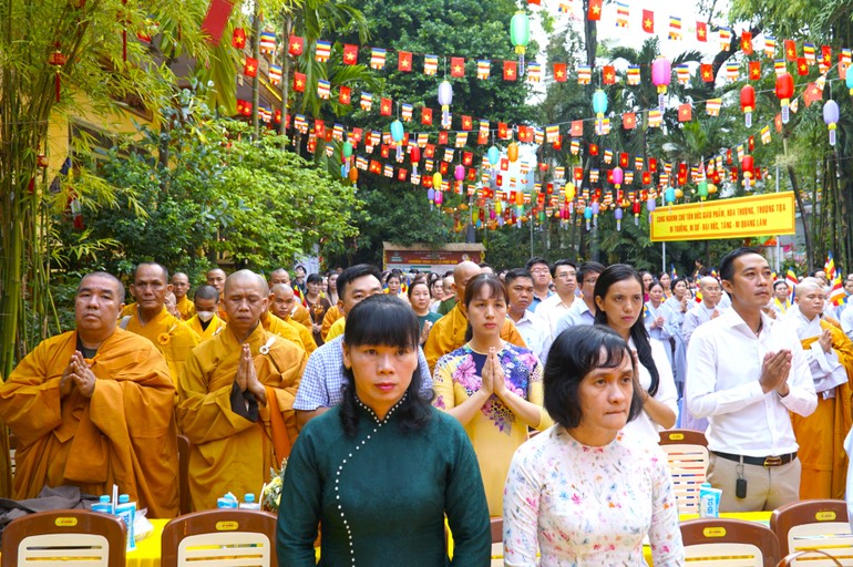 Chư tôn đức, đại diện diện lãnh đạo các cơ quan Q.Tân Phú tham dự Đại lễ Phật đản