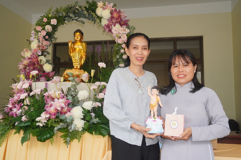 Chị Huỳnh Diệu, Phó Thư ký tòa soạn trao tặng tôn tượng Đức Phật sơ sanh đến bạn đọc Báo Giác Ngộ
