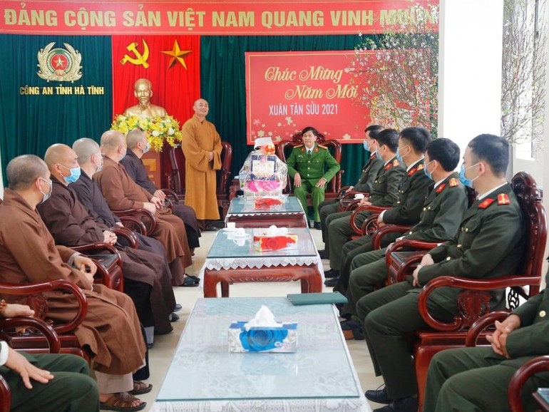 Ban Trị sự GHPGVN tỉnh Hà Tĩnh thăm và chúc tết công an tỉnh nhà