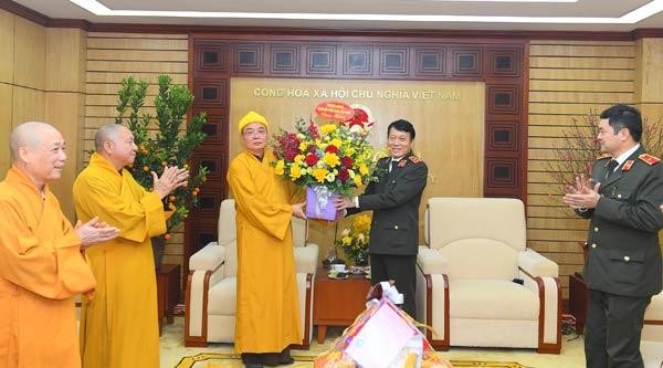 Hòa thượng Thích Thanh Nhiễu - Phó Chủ tịch Thường trực Hội đồng Trị sự GHPGVN tặng hoa chúc mừng Bộ Công an nhân dịp năm mới
