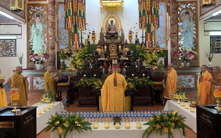 Hòa thượng Chứng minh niệm hương bạch Phật