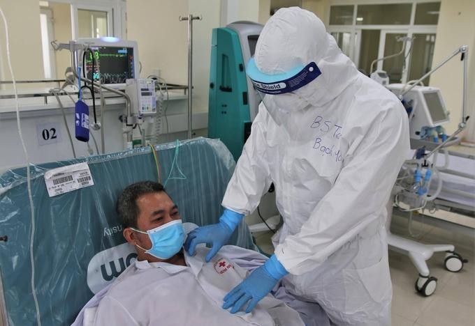 Bệnh nhân ở Hải Dương đang được bác sĩ thăm khám - Ảnh: Bộ Y tế