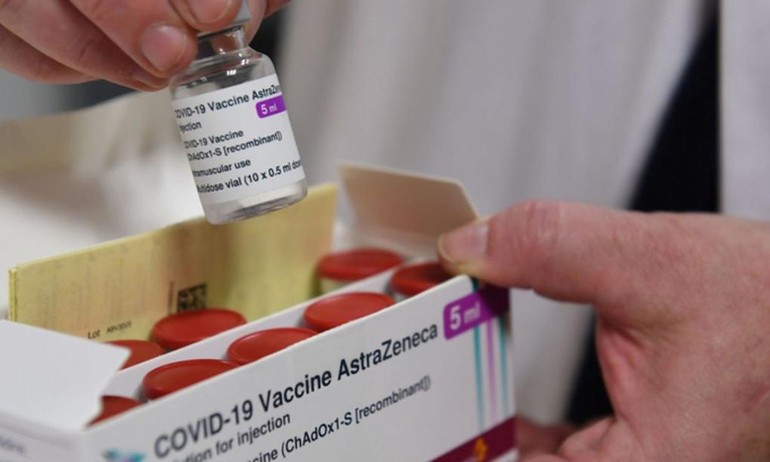 Nhân viên y tế mở hộp vaccine Astra Zeneca. Ảnh: AFP.