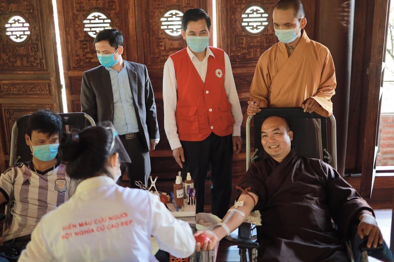 Chư Tăng của chùa tham gia hiến máu mở đầu chương trình - Ảnh: Đức An