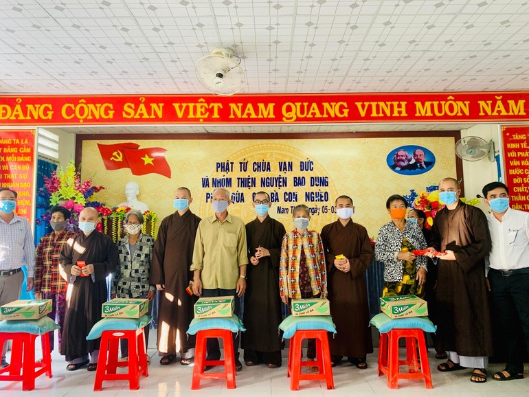 Chư Tăng tặng quà đến bà con nghèo ở xã Nam Thái A, huyện An Biên, tỉnh Kiên Giang