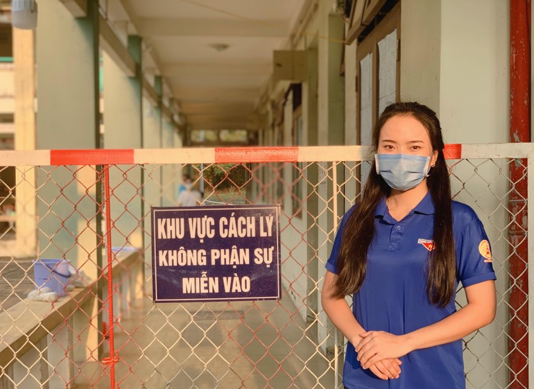 Bạn Lê Thị Trang tham gia hỗ trợ công tác cách ly tại trường Cao đẳng Nghề Việt Nam - Singapore (tỉnh Bình Dương) - Ảnh: NVCC
