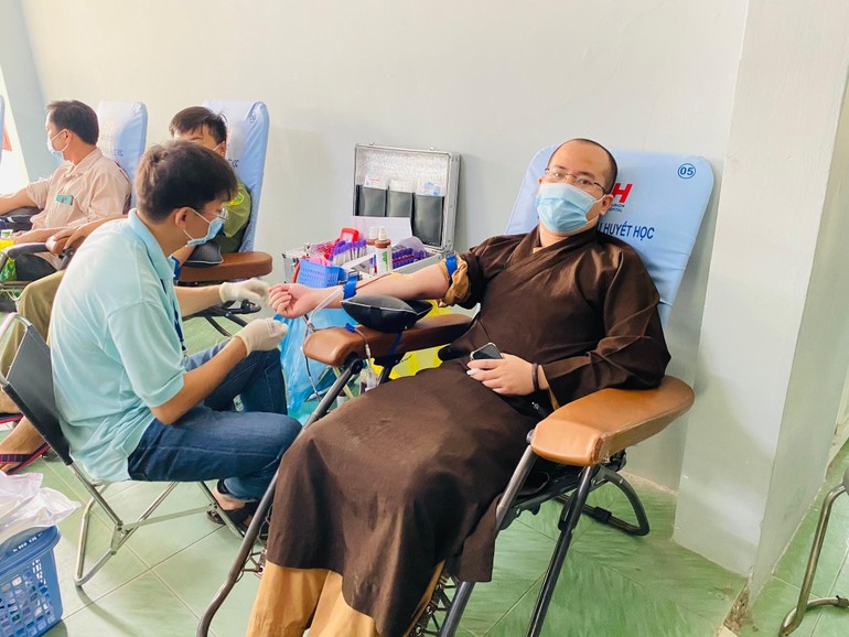 Chư Tăng tham gia hiến máu nhân đạo tại Bệnh viện Đa khoa khu vực Hậu Nghĩa cơ sở 2 (thị trấn Đức Hòa)