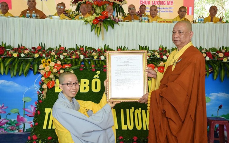 Hòa thượng Thích Phước Minh, Ủy viên Hội đồng Trị sự, Phó ban Trị sự Phật giáo tỉnh trao quyết định bổ nhiệm đến Sư cô Thích nữ Đồng Hiếu