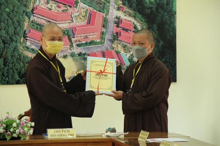 Hòa thượng Thích Hải Ấn, Viện trưởng Học viện Phật giáo VN tại Huế trao đề thi trong kỳ thi tuyển sinh cử nhân Phật học khóa XI - Ảnh: Quảng Điền