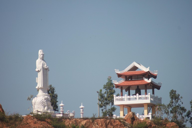 Tôn tượng Bồ-tát Quán Thế Âm và tháp chuông chùa An Thái