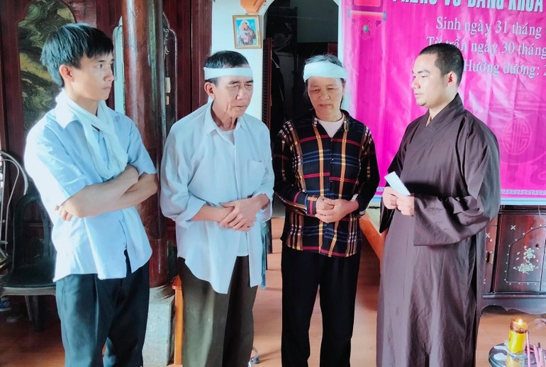 Đại đức Thích Nguyên Tâm thăm hỏi và động viên gia đình em Nguyễn Văn Nhã