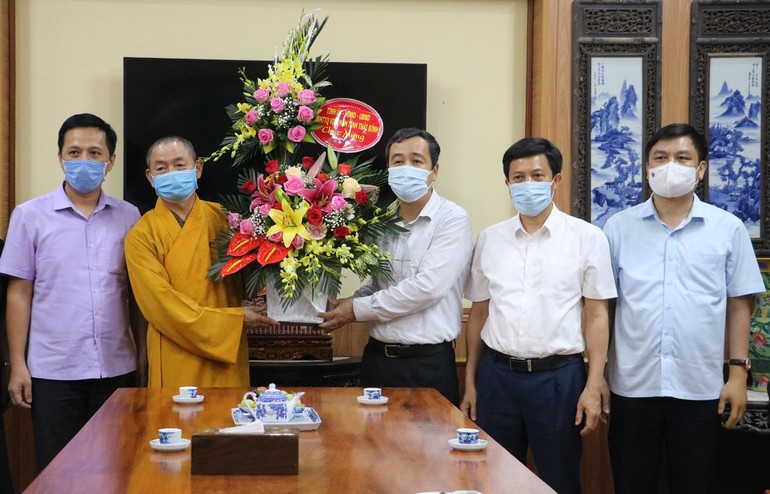 Ông Ngô Đông Hải, Ủy viên Trung ương Đảng, Bí thư Tỉnh ủy tặng hoa chúc mừng Phật đản - Ảnh: Thu Thủy