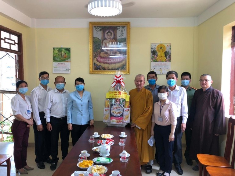 Đoàn lãnh đạo quận Tân Phú tặng quà chúc mừng Phật đản đến Hòa thượng Thích Thiện Xuân