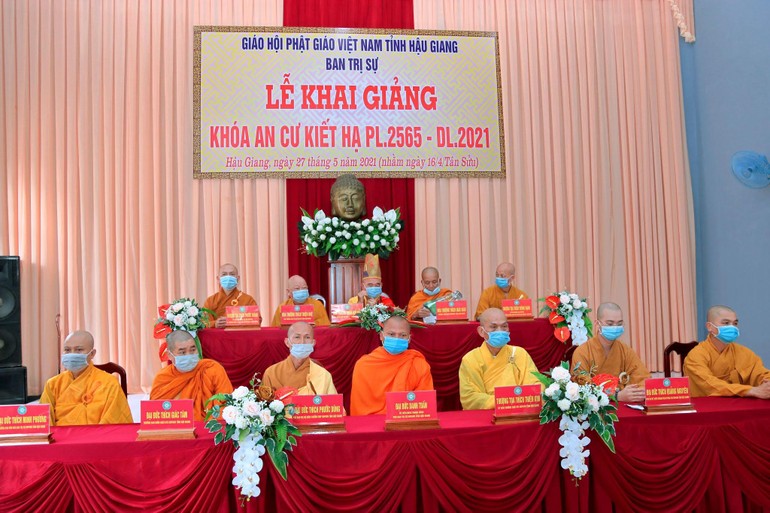 Chư tôn đức chứng minh buổi lễ khai giảng khóa An cư kiết hạ Phật lịch 2565 tại tỉnh Hậu Giang