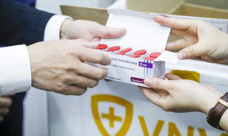 AstraZeneca chuyển giao các liều vaccine Covid-19 đến Công ty Cổ phần Vacxin Việt Nam chiều 1-6 - Ảnh: Phong Lan.