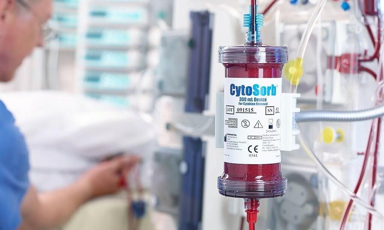 CytoSorb, thiết bị lọc cytokine dư thừa trong máu bệnh nhân - Ảnh: NY Times