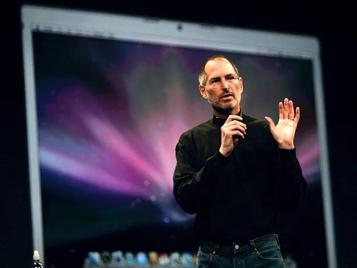 Steve Jobs (1955-2011) là doanh nhân và nhà sáng chế người Mỹ. Ông là đồng sáng lập viên, chủ tịch, và cựu tổng giám đốc điều hành của hãng Apple, là một trong những người có ảnh hưởng lớn nhất ở ngành công nghiệp vi tính