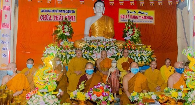 Chư tôn đức chứng minh và tham dự lễ dâng y Kathina tại chùa Thái Bình